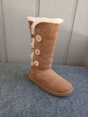 UGG Bailey Button Triplet II Boot Size 8 Women Genuine Sheepskin Plush Lining